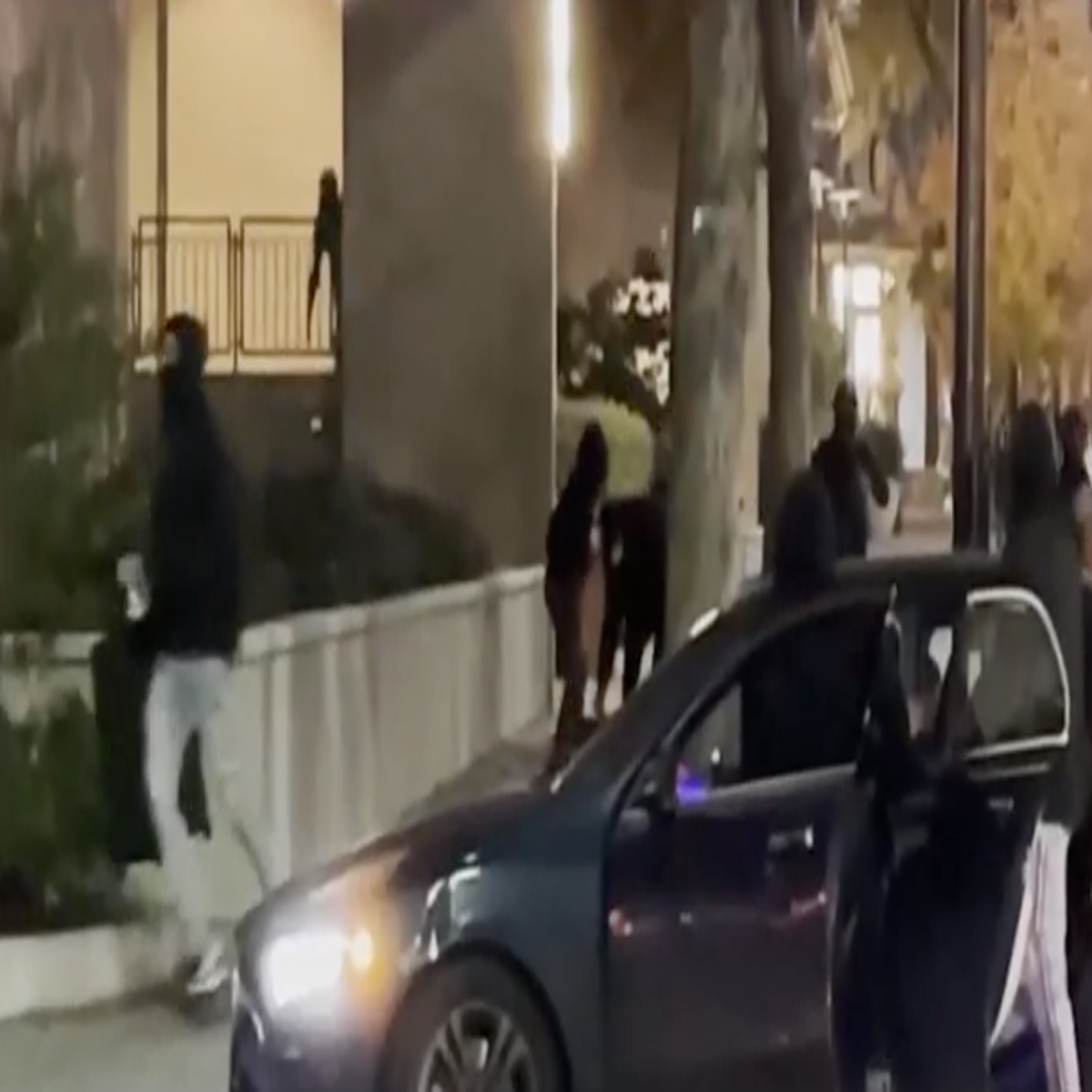 Video Brazen 'smash and grab' robbers target LA Nordstrom - ABC News