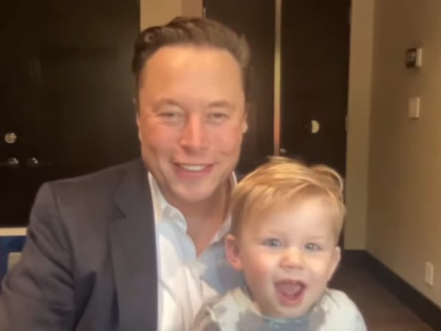 El hijo de Elon Musk, X Æ A-Xii, aparece durante la presentación de Space X