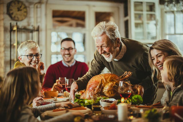 Las familias se están concentrando en un Día de Acción de Gracias tradicional, pero los casos de Covid van en aumento