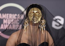 Cardi B stuns viewers with gold mask on AMAs red carpet