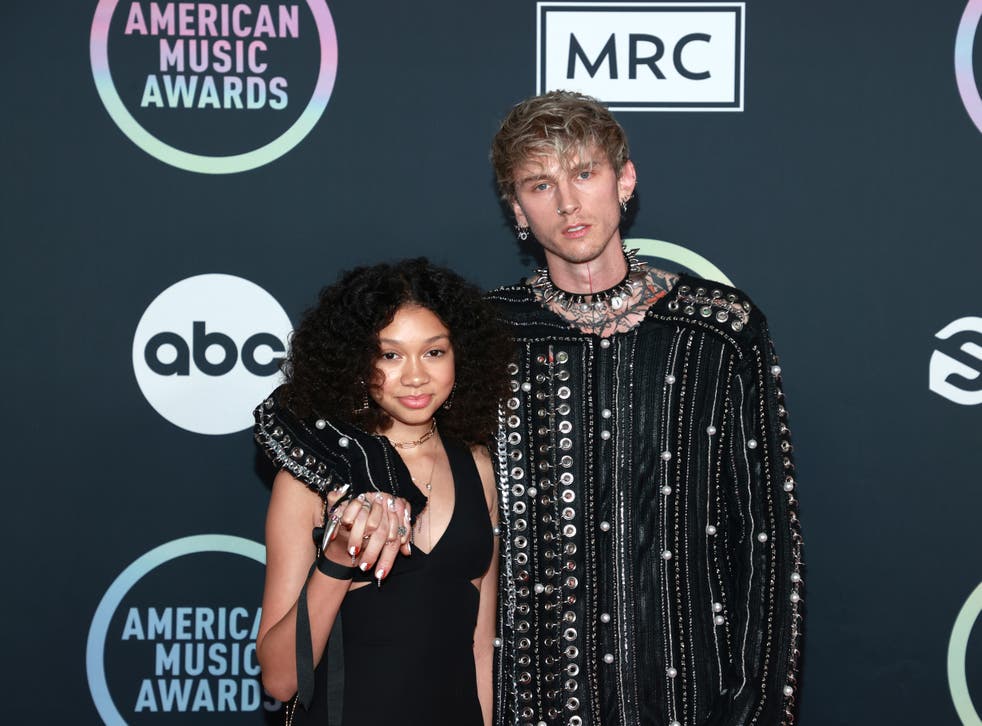 <p>MGK and his daughter Casie appear at AMAs </p>