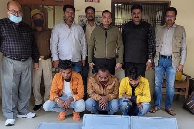 <p>Three accused -- Ravindra Kumar, Arman Ahmad and Saurabh Kashyap -- in the custody of Uttar Pradesh Special Task Force for the illicit trade of turtles in India </p>