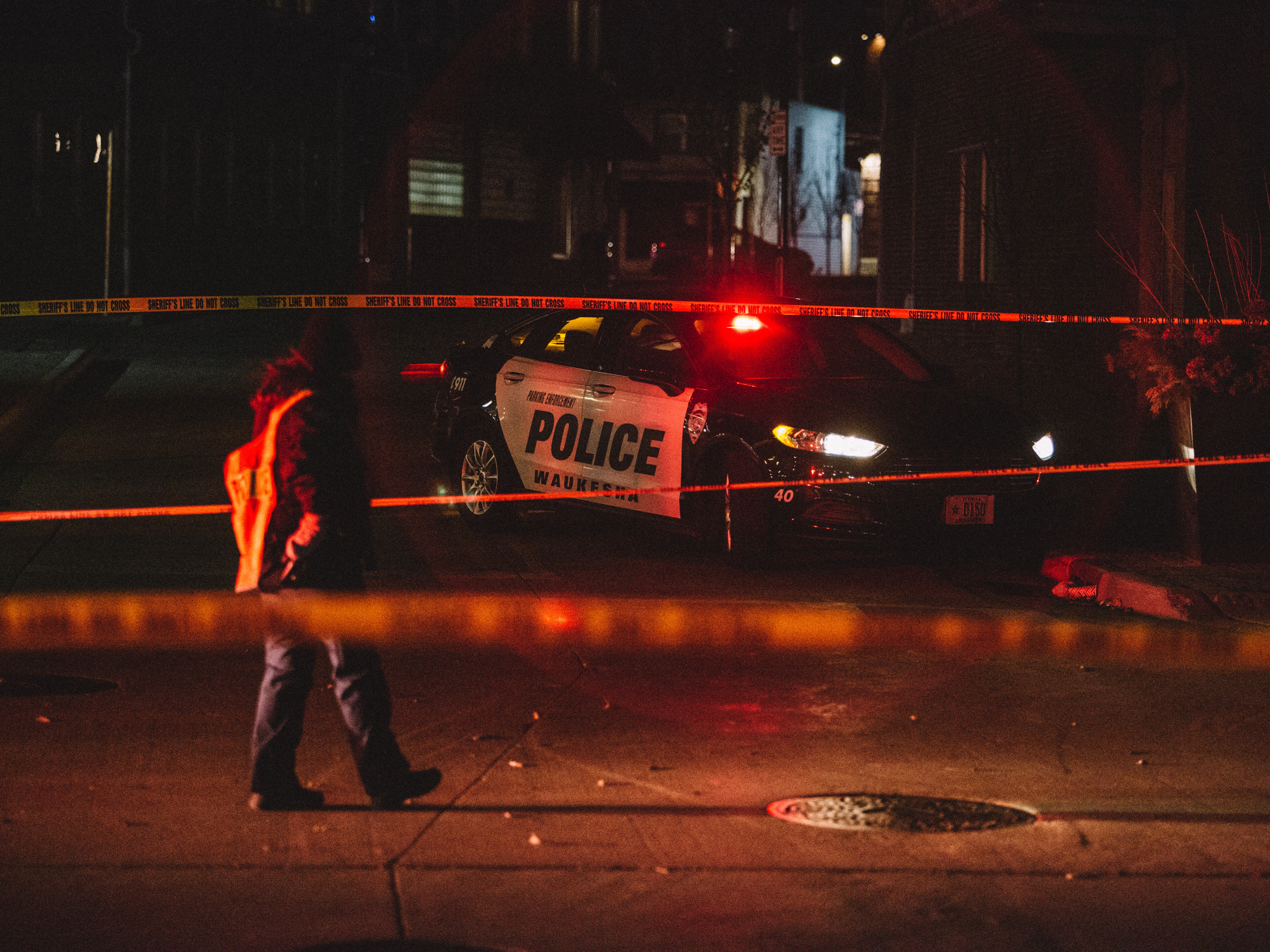 La policía y los primeros socorristas en la escena en Waukesha, Wisconsin, luego del ataque del desfile