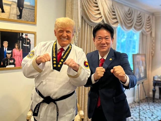 Una foto del presidente de la Sede Mundial de Taekwondo, Lee Dong-sup, y del ex presidente de los Estados Unidos, Donald Trump.