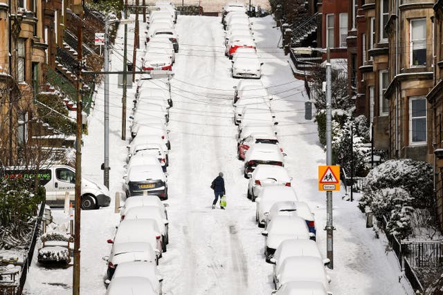 <p>Members of the public make their way through the snow in Glasgow, 2018</p>