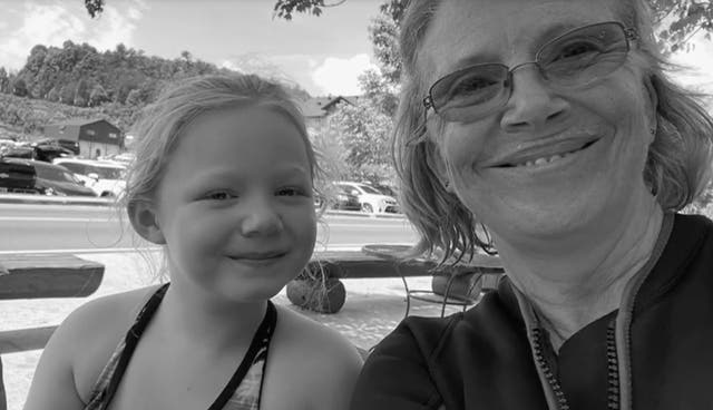 <p>Susan Leger kicked out of hotel for giving it three-star review </p>