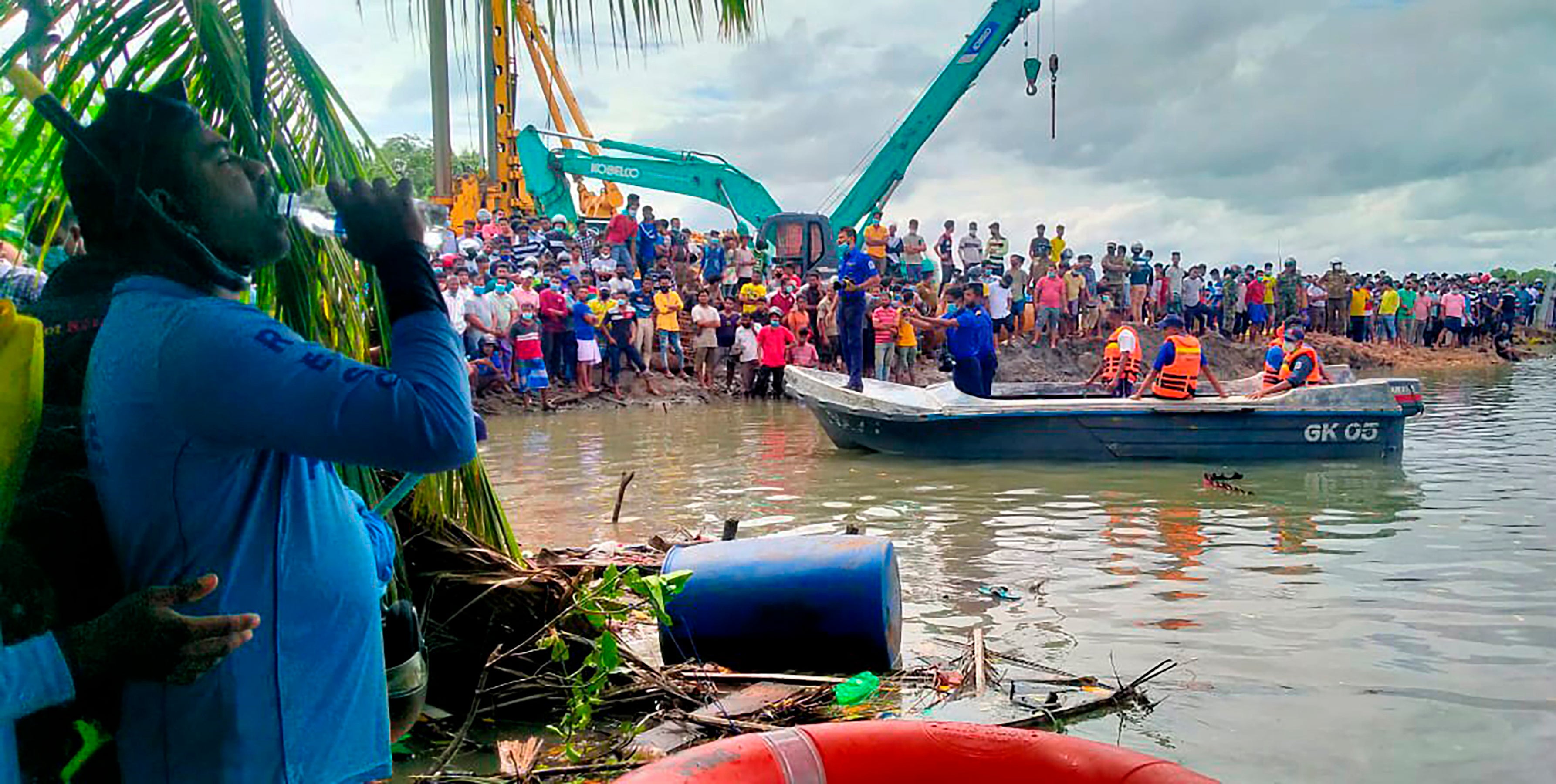 <p>Sri Lankan police and navy life savers attend the rescue work following a ferry capsizing in Kinniya, about 270k east of Colombo, Sri Lanka on Tuesday, 23 November 2021</p>