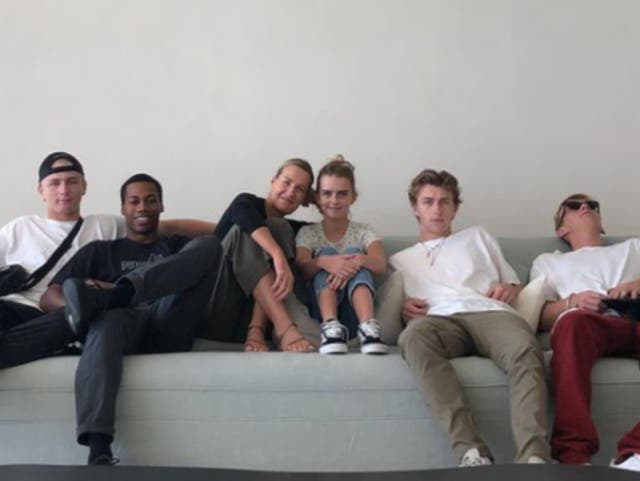 India Hicks, ahijada del príncipe Carlos, con sus cinco hijos