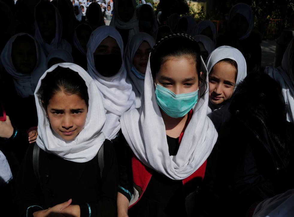 <p>Schoolchildren leave class in Kabul </p>