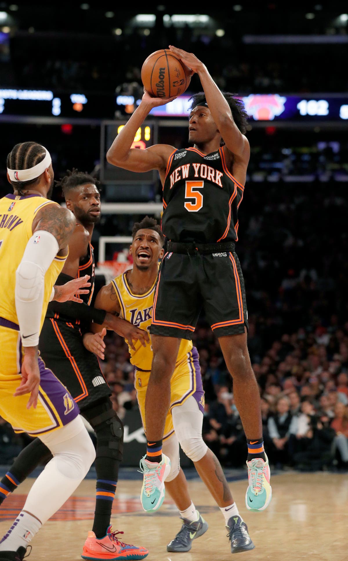 New York Knicks hold off Los Angeles Lakers fightback to seal victory