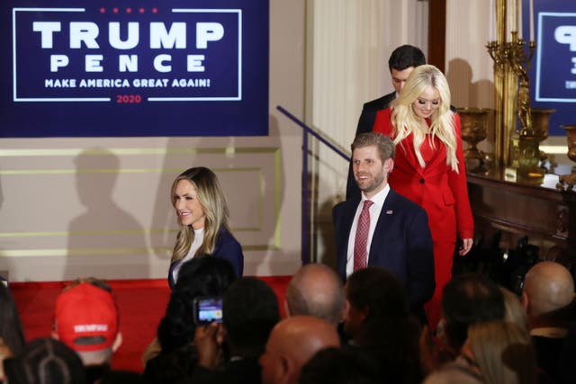 Eric Trump junto a su esposa Lara Trump y su hermana Tiffany Trump