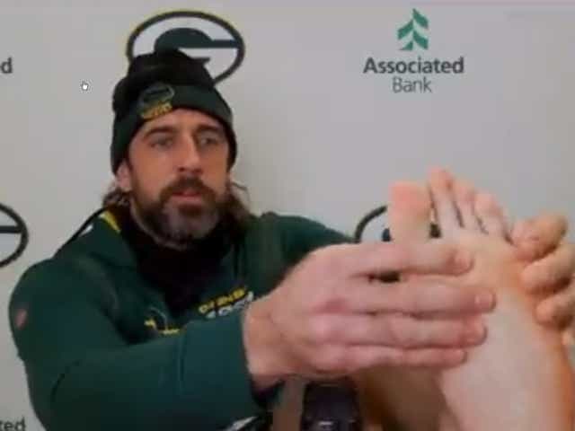 <p>Aaron Rodgers bares his sole </p>