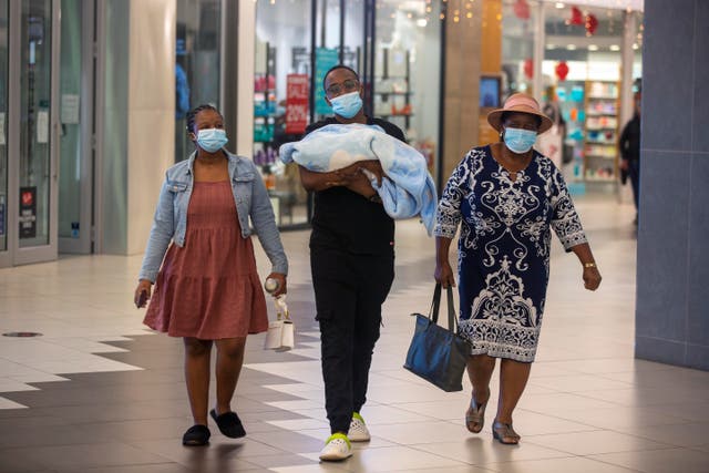 AP EXPLICA CORONAVIRUS-VARIANTE SUDAFRICANA
