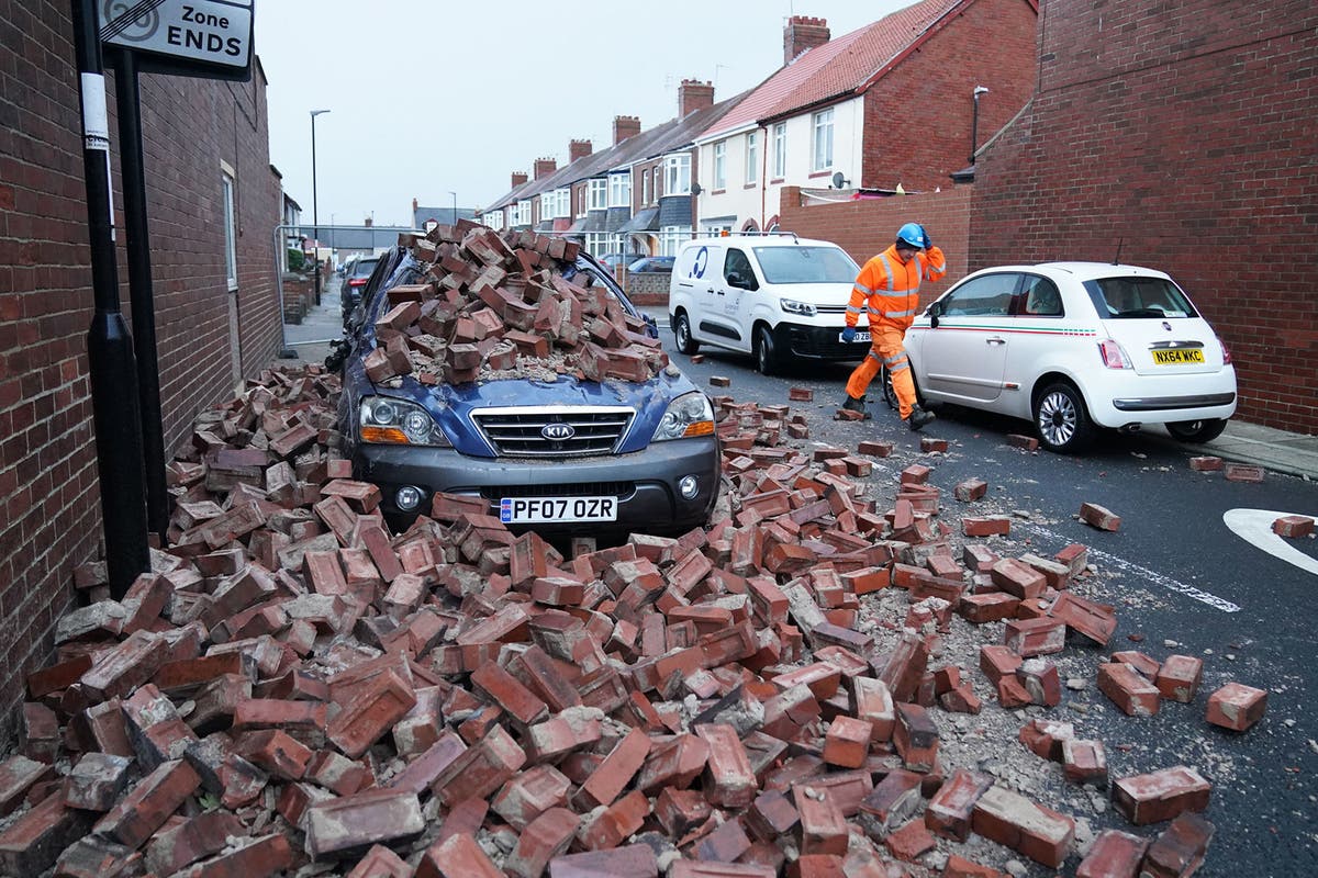 storm arwen three dead after 100mph winds and heavy snow hit uk the independent