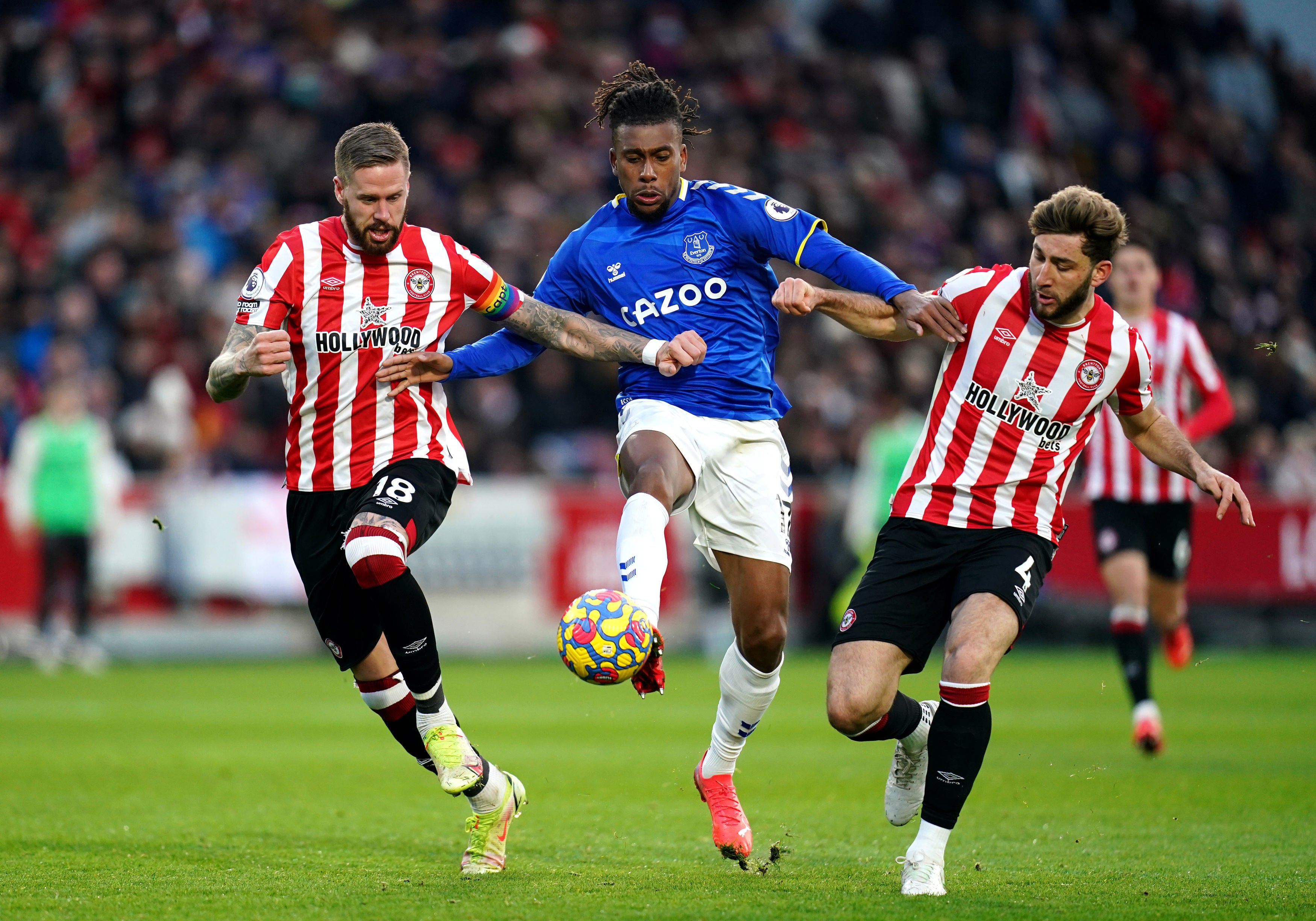 Everton's Alex Iwobi (centre) and Brentford's Pontus Jansson (left) and Charlie Goode battle for the ball