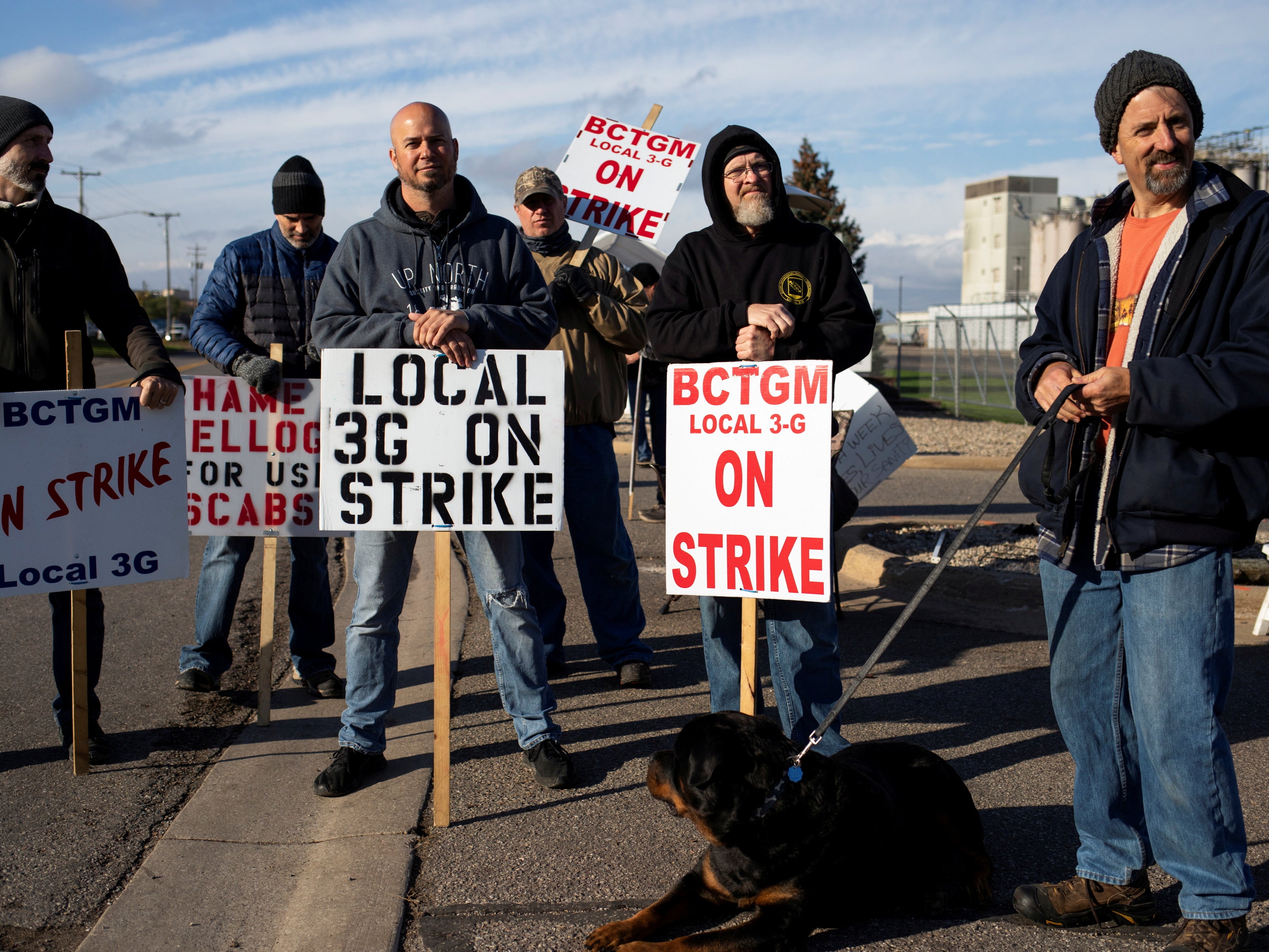 Kellogg’s workers picket outside the cereal maker’s headquarters in Battle Creek, Michigan, on 21 October