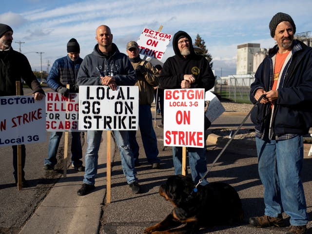 <p>Kellogg’s workers picket outside the cereal maker’s headquarters in Battle Creek, Michigan, on 21 October</p>