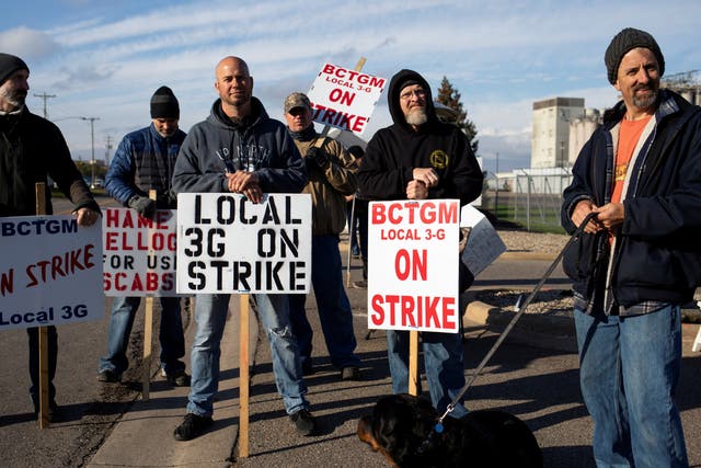 <p>Kellogg’s workers picket outside the cereal maker’s headquarters in Battle Creek, Michigan, on 21 October</p>