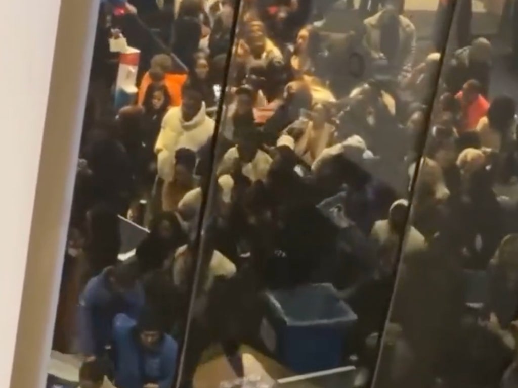 Wizkid: Fans ‘breach’ entry barriers at O2 Arena to enter sellout concert