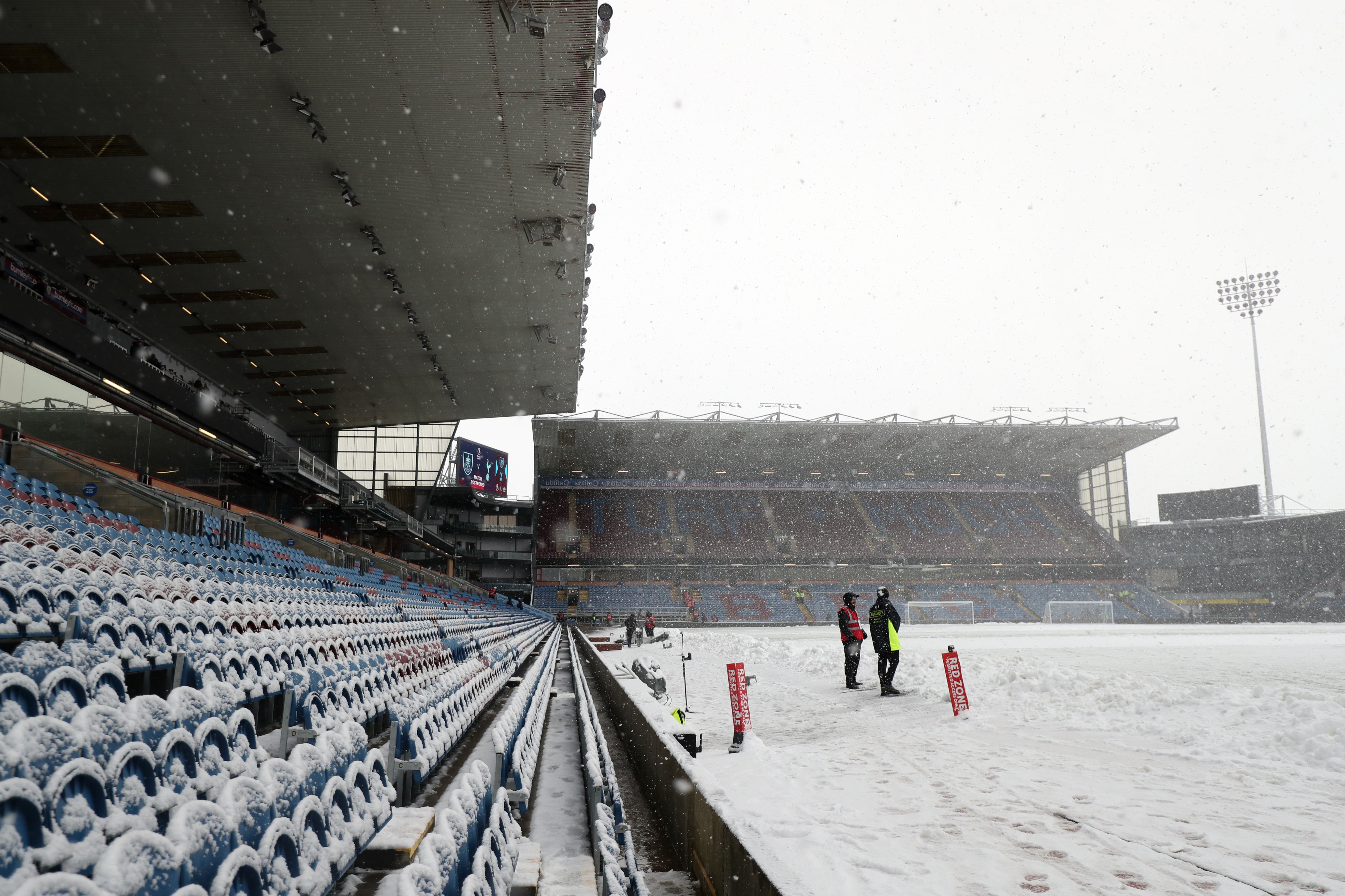 Despite the best efforts of ground staff at Turf Moor, 叠耻谤苍濒别测’蝉 game with Tottenham was beaten by the weather (Bradley Collyer/PA)
