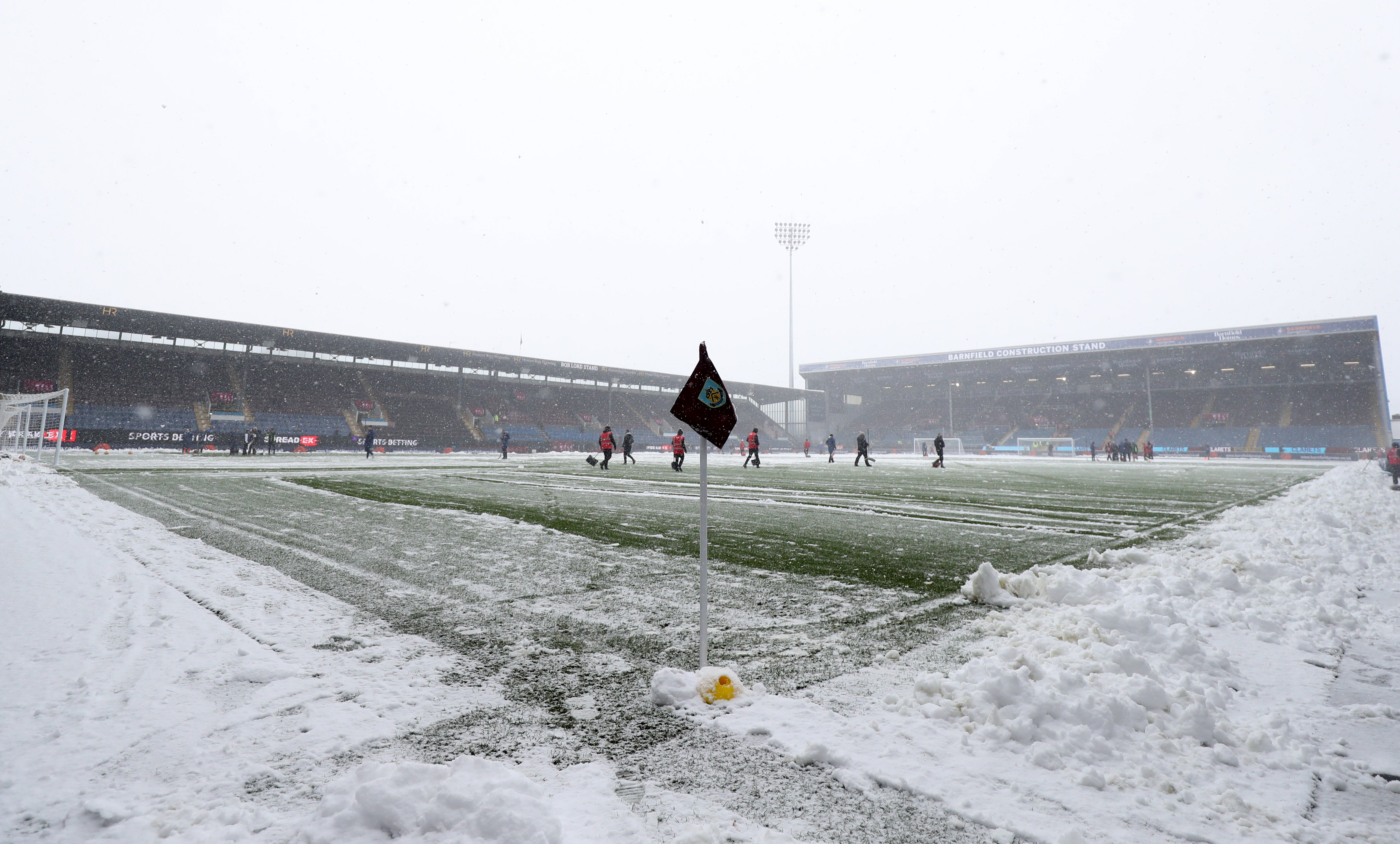 Despite the best efforts of ground staff at Turf Moor, 叠耻谤苍濒别测’蝉 game with Tottenham was called off (Bradley Collyer/PA)