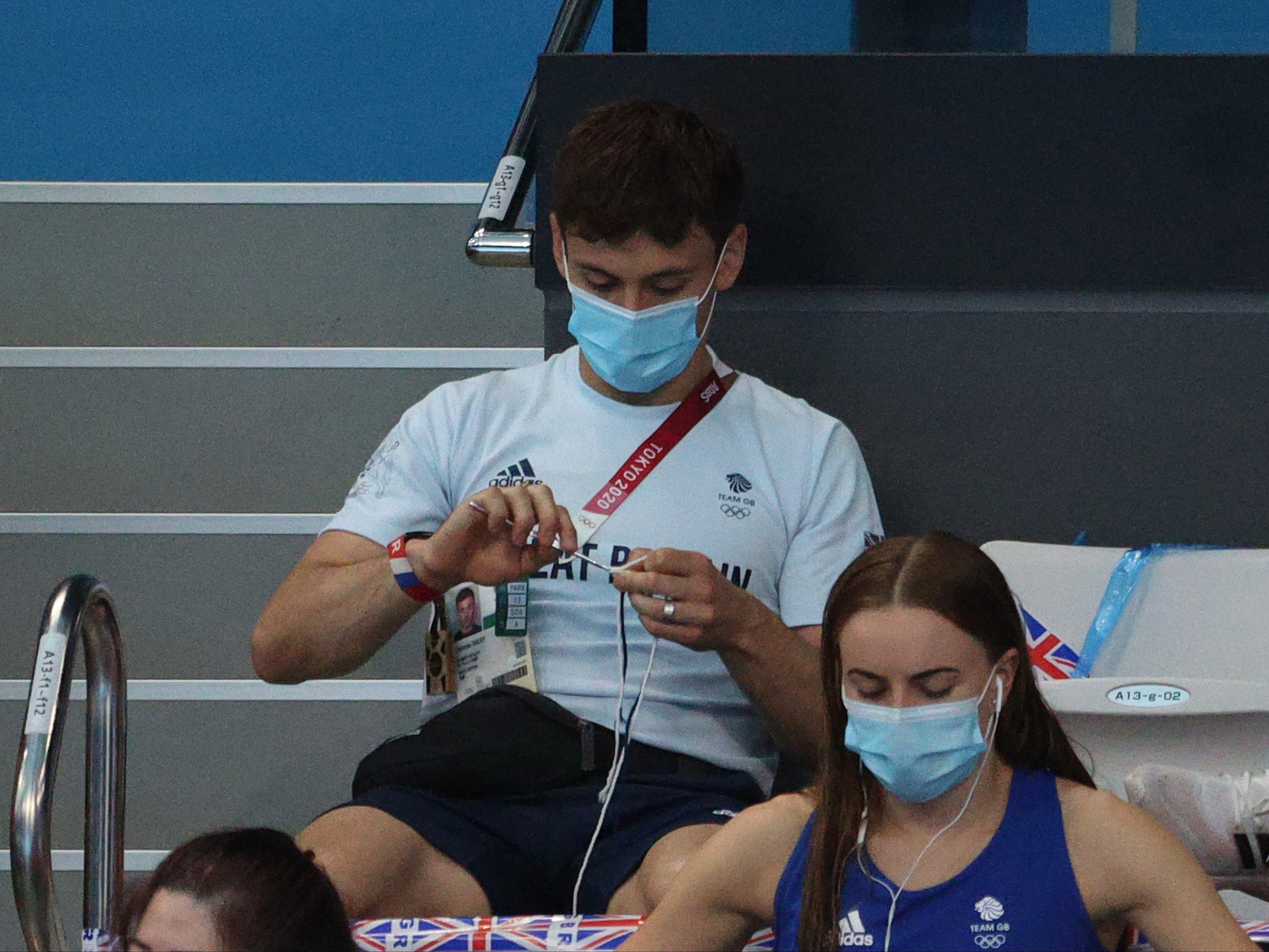 Tom Daley knits at the Tokyo Olympics