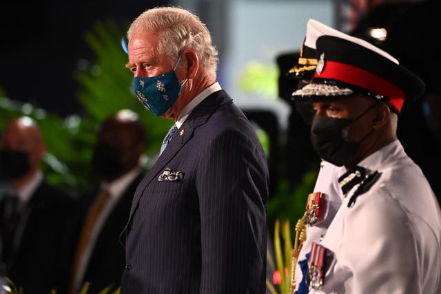 El príncipe Carlos asiste a la ceremonia de inauguración presidencial en la Plaza de los Héroes en Bridgetown