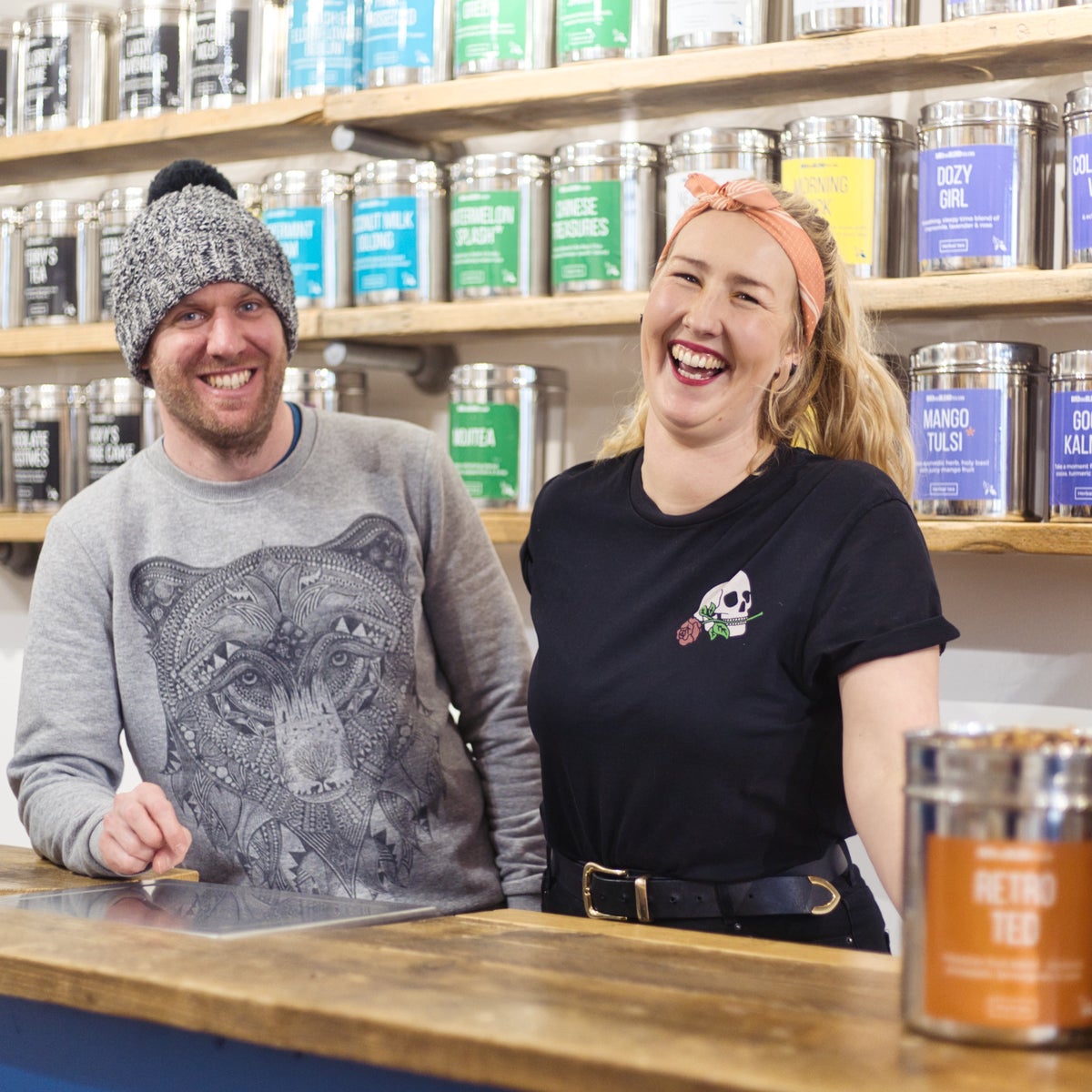 Bird & Blend 创始人在茶叶店展示产品