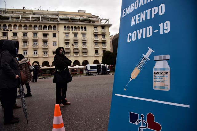 <p>Patients queue to get vaccinated against Covid-19, in Aristotelous Square, in the center of Thessaloniki</p>