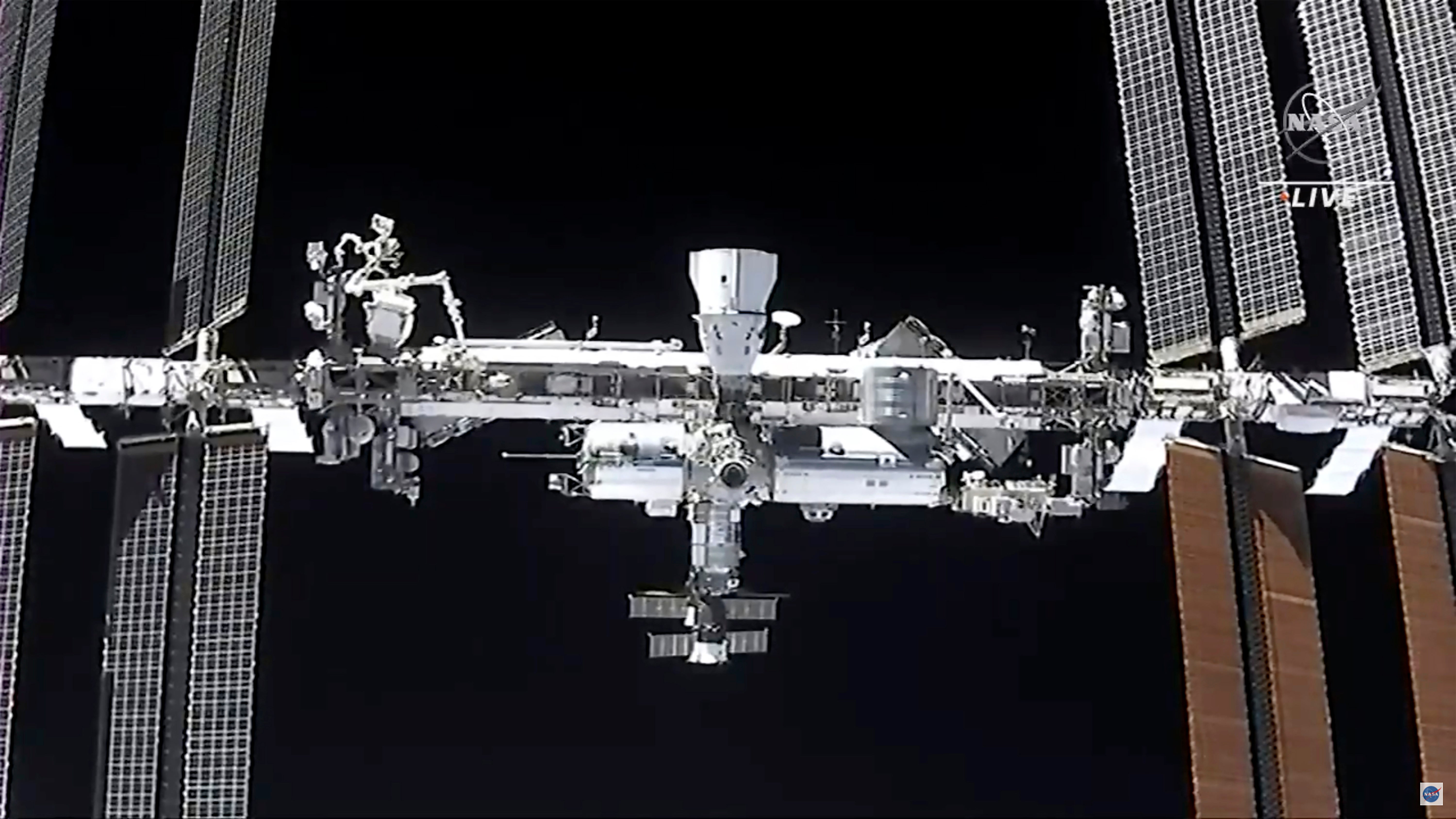 Условия на мкс. МКС станция Космическая 2021. Dragon SPACEX пристыковался к МКС. Крю драгон пристыковался к МКС. Crew Dragon пристыкованный к МКС.