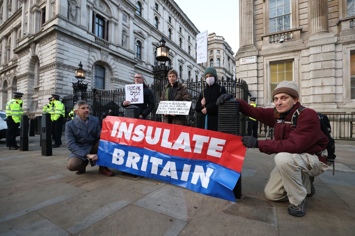 Insulate Britain protesters stage 24-hour fast outside Downing Street