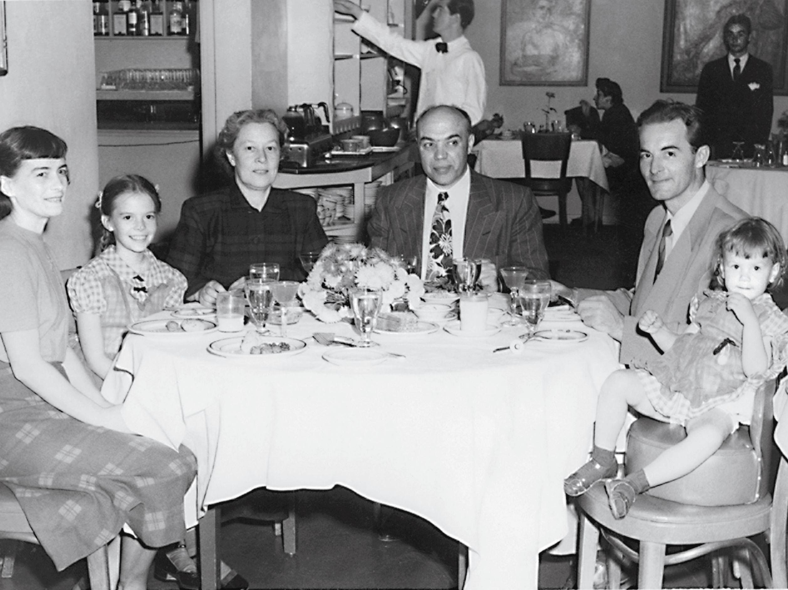Natalie and Lana Wood’s family at a Russian restaurant. From left to right: their mother Maria Zudilova, Natalie Wood, Natalie’s godmother Helen Loy, Loy’s husband, Natalie and Lana’s father Nicholas Zacharenko, and Lana Wood