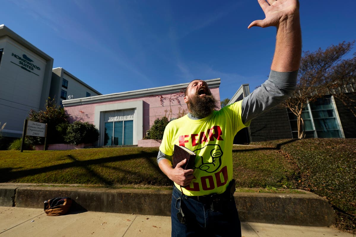 Abortion debate epicenter: Mississippi clinic stays open