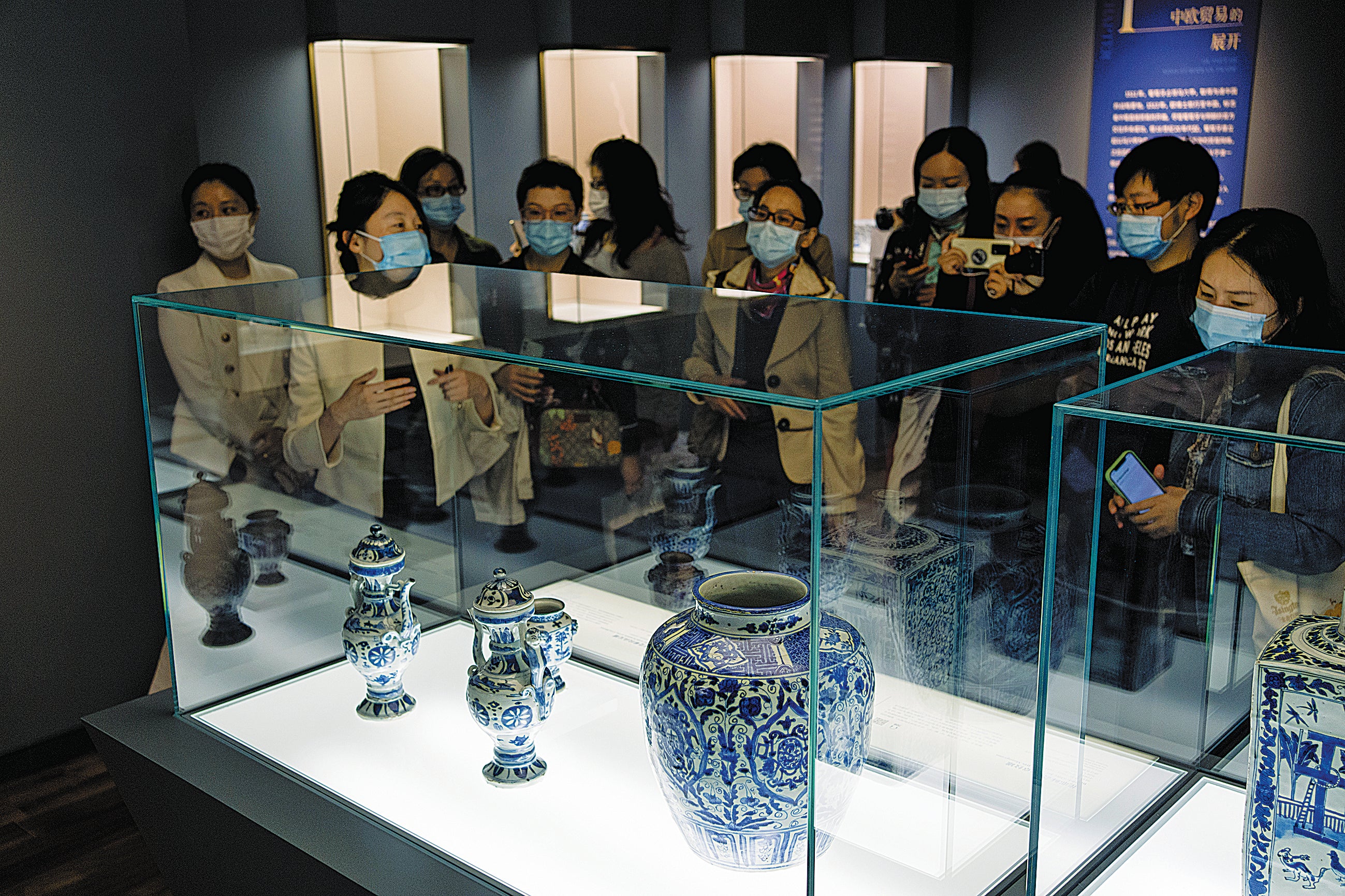 Chinese porcelain attracts visitors at the opening of the Shanghai Museum exhibition