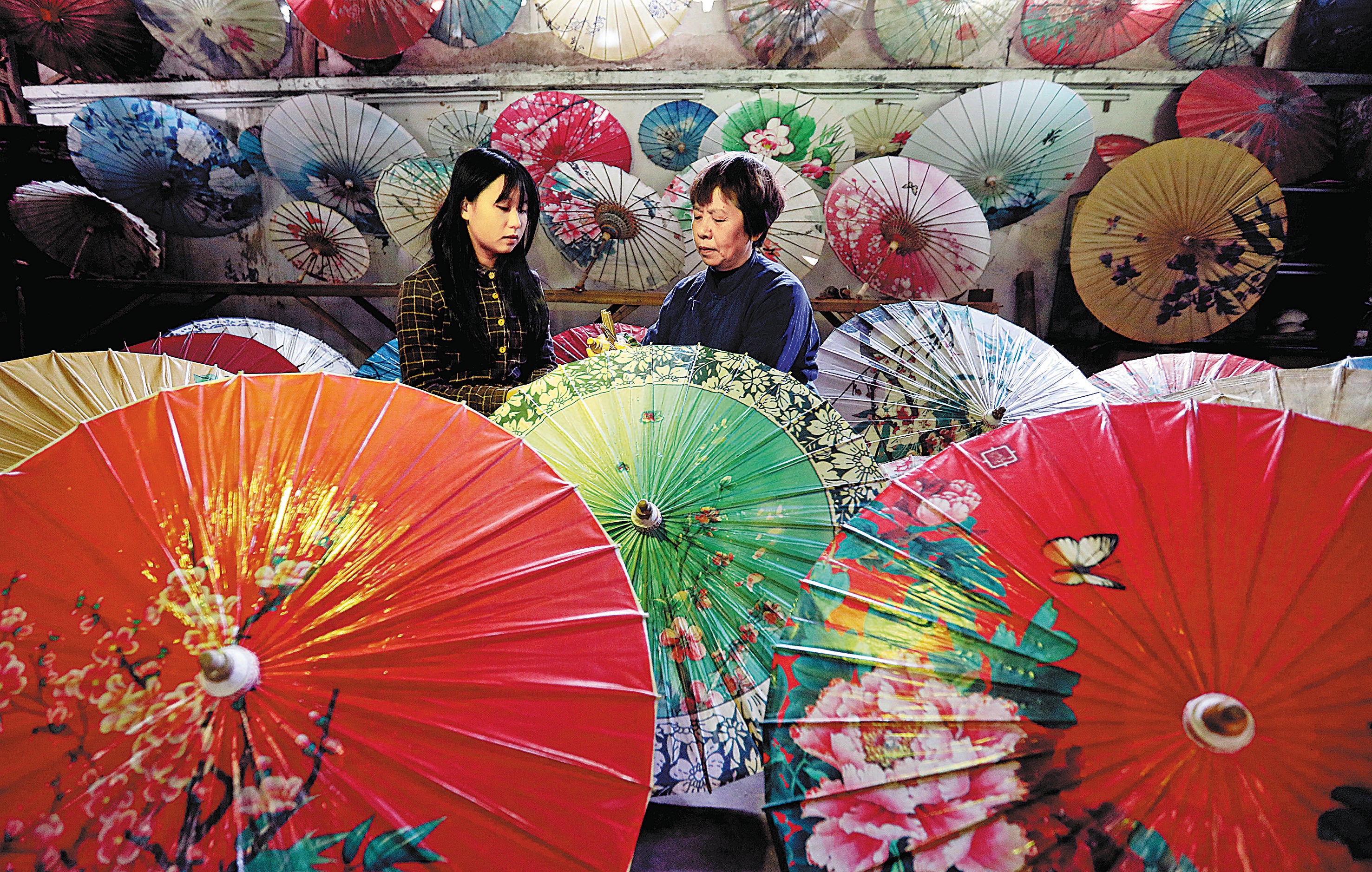 Li Zhenxia (right) and her daughter in her shop in Datong ancient town in Chishui, Guizhou province