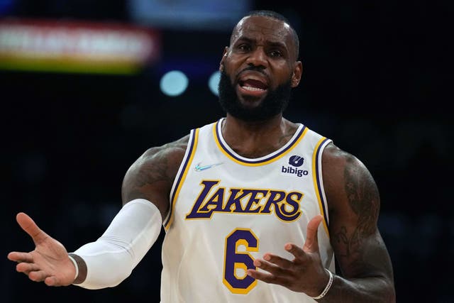 La estrella de Los Angeles Lakers, LeBron James, durante un partido de baloncesto contra los Detroit Pistons el 28 de noviembre de 2021.