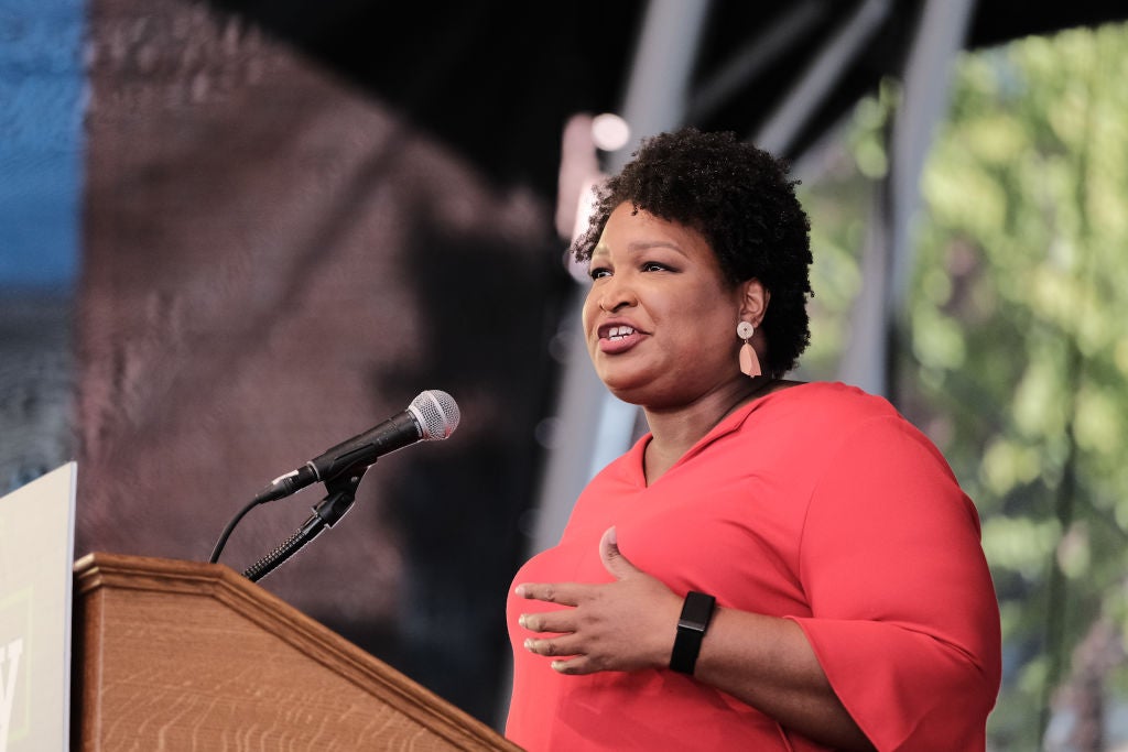 Stacey Abrams habla durante un mitin para votar por Terry McAuliffe