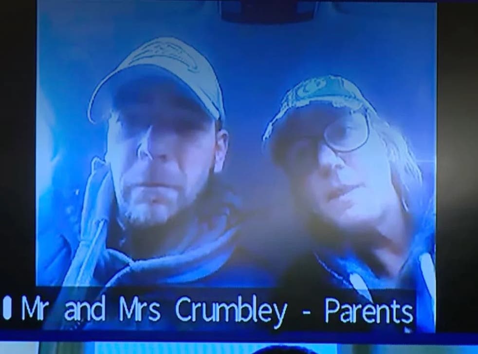 Una foto que muestra a Jennifer y James Crumbley, padres de Ethan Crumbley, el joven de 15 años acusado de matar a cuatro personas en una escuela secundaria de Michigan.