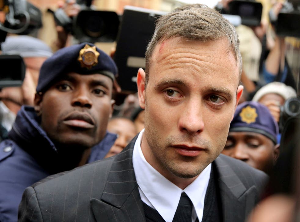 <p>Foto de archivo: Oscar Pistorius sale del juzgado tras comparecer por el asesinato de su novia Reeva Steenkamp en 2013</p>