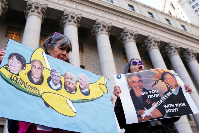 <p>Manifestantes fuera del tribunal durante el primer día del juicio de Ghislaine Maxwell en Nueva York, 29 de noviembre de 2021</p>