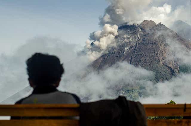 <p>Un aldeano observa el monte Merapi, el volcán más activo de Indonesia</p>