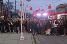 Crowd gathers outside hospital of organ-donating victim of Michigan school shooting