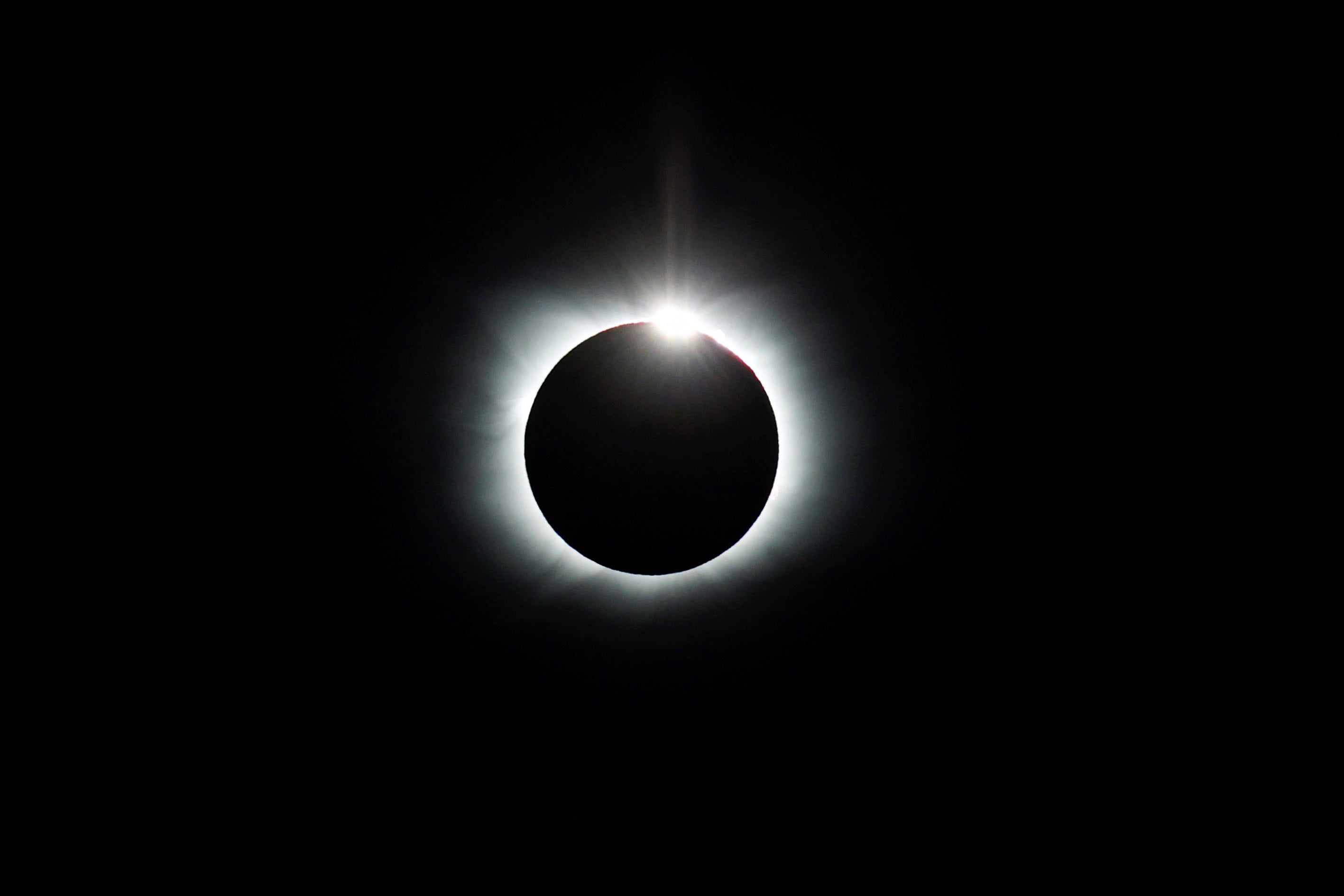 <p>Una foto del folleto facilitada por Imagen de Chile muestra el eclipse solar total visto desde la Estación Polar Científica Conjunta Unión Glaciar, en el territorio antártico chileno.</p>