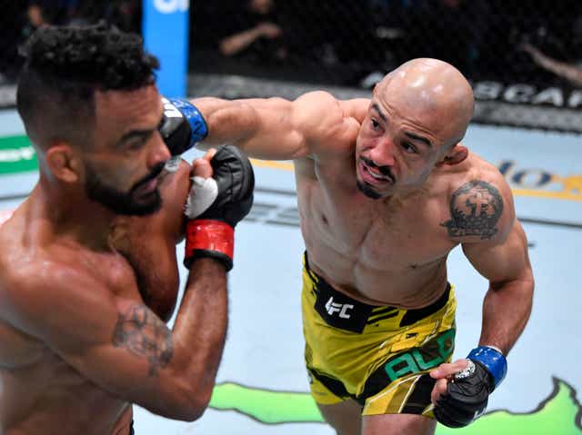 <p>Former UFC featherweight champion Jose Aldo (right) emerged victorious</p>
