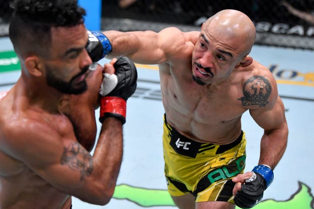 <p>Former UFC featherweight champion Jose Aldo (right) emerged victorious</p>