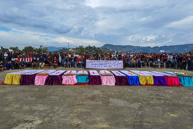 <p>People attend a mass funeral for civilians killed by Indian security forces</p>