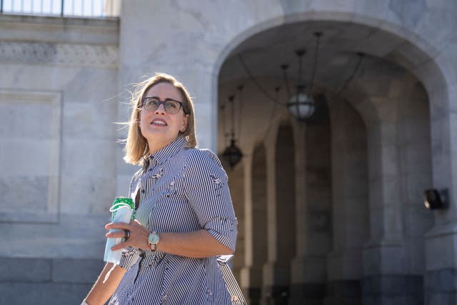 <p>La senadora de Arizona, Kyrsten Sinema, es considerada como un obstáculo en el último impulso de los demócratas en materia de derecho al voto</p>