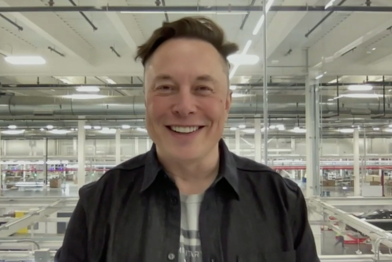 Elon Musk habla ante una multitud de directores ejecutivos en el Consejo de directores ejecutivos del Wall Street Journal el 6 de diciembre de 2021.