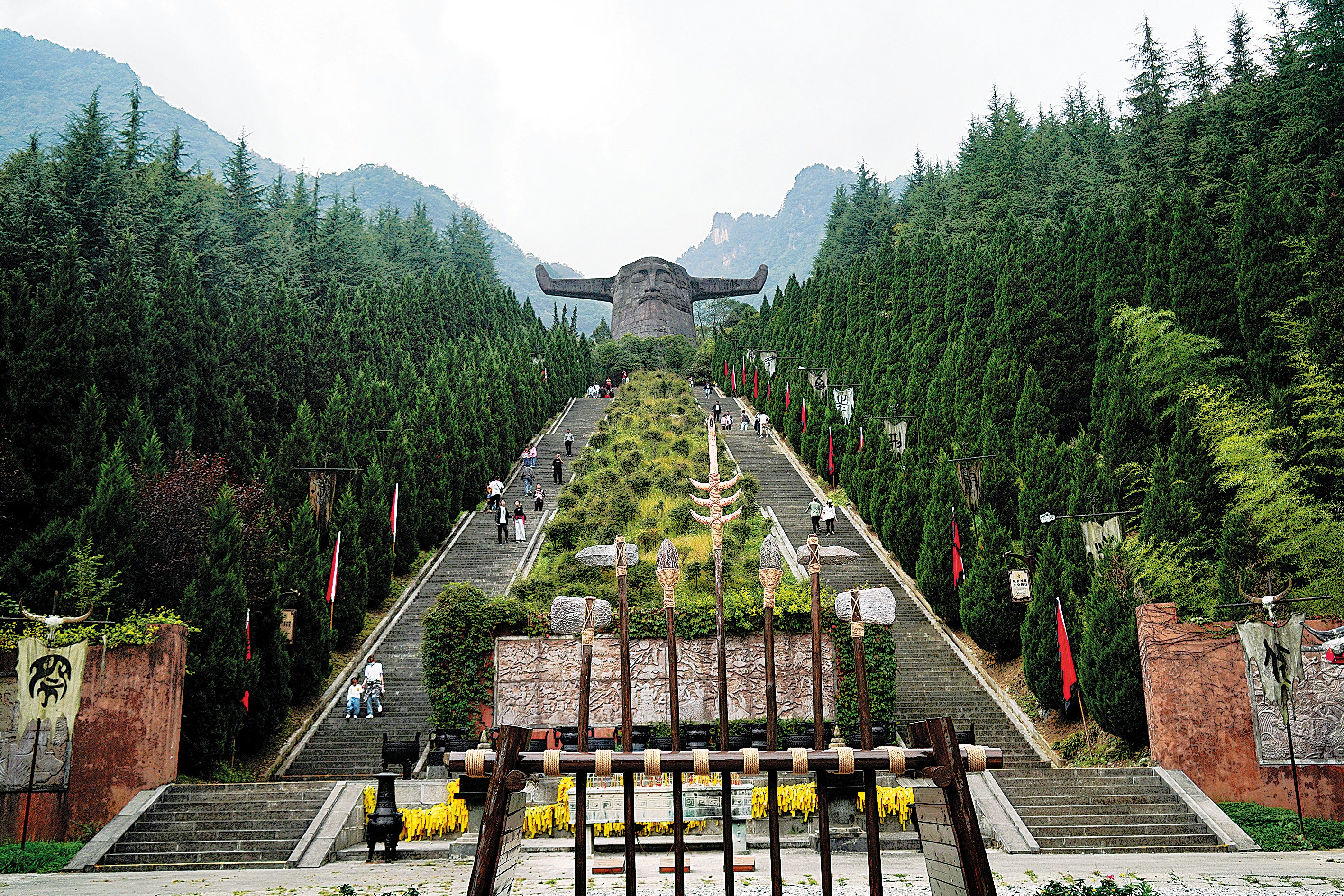 In Shennong Altar Scenic Area of Shennongjia, a long stone staircase leads to a 69ft-high stone sculpture of the head of Emperor Yan (Shennong)