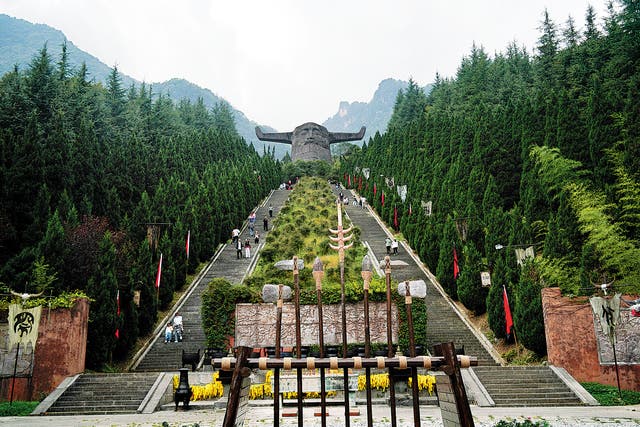 <p>In Shennong Altar Scenic Area of Shennongjia, a long stone staircase leads to a 69ft-high stone sculpture of the head of Emperor Yan (Shennong) </p>